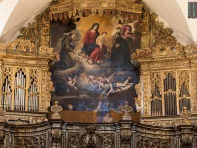A colpirci � anche la sontuosa cantoria che sovrasta la cattedra, opera di artigiani della scuola di Rosa